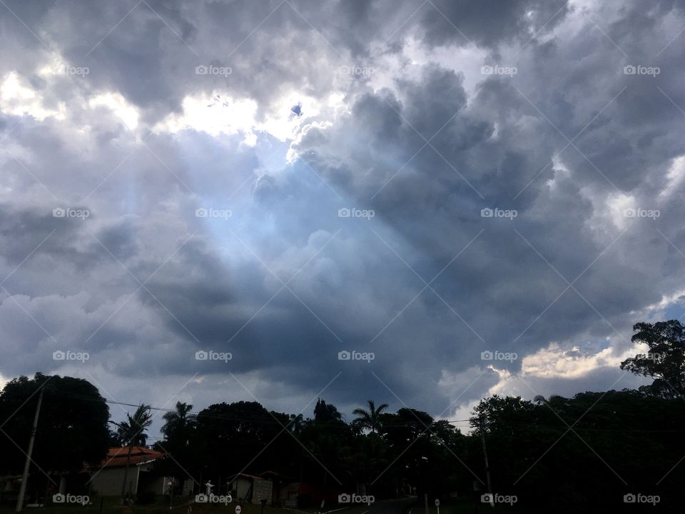 🇺🇸 Did day turn into night?
Did the blue sky get gray?
Is the sun making room for rain?
Or is it God showing that there is still light? 🇧🇷 O dia virou noite? O céu se acinzentou? O sol está dando espaço à chuva? Ou seria Deus mostrando que há luz?