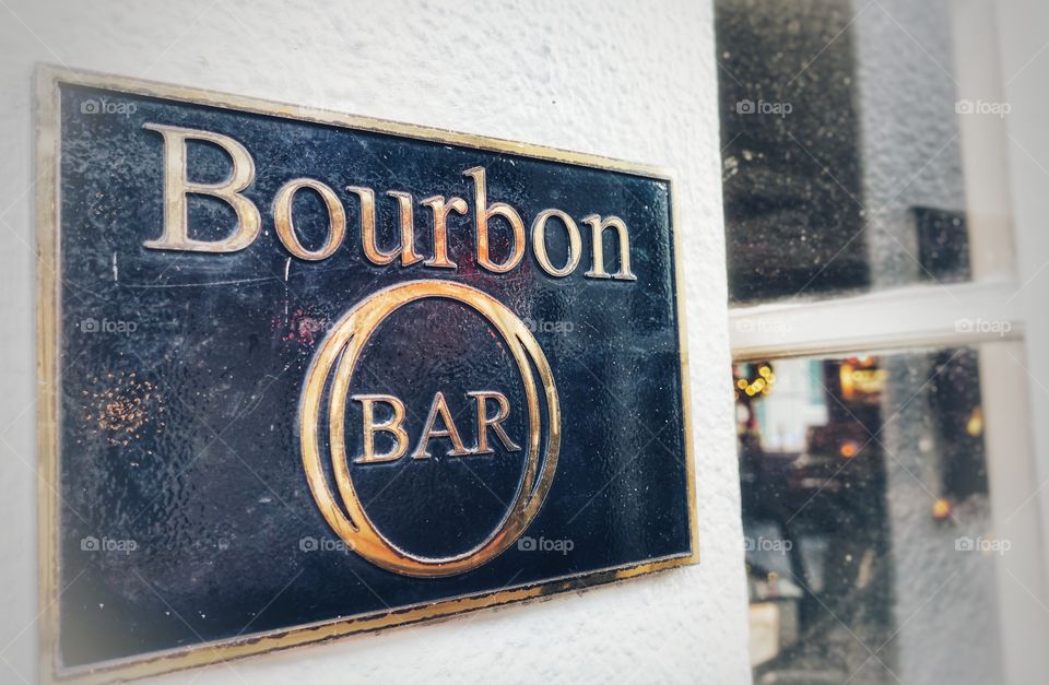 Bourbon Bar on the famous Bourbon Street, French Quarter, New Orleans, Louisiana, USA.