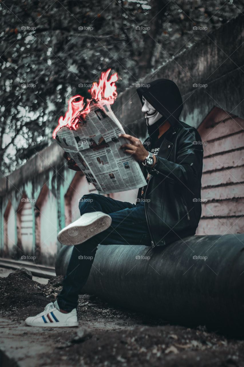 joker reading|hd images|hd images for wallpaper|Fire|Newspaper fire