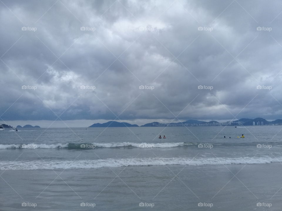 Um dia qualquer na Praia! Pode até ter nuvens, mas o ar do Litoral me faz muito bem... Como é bom curtir o mar!