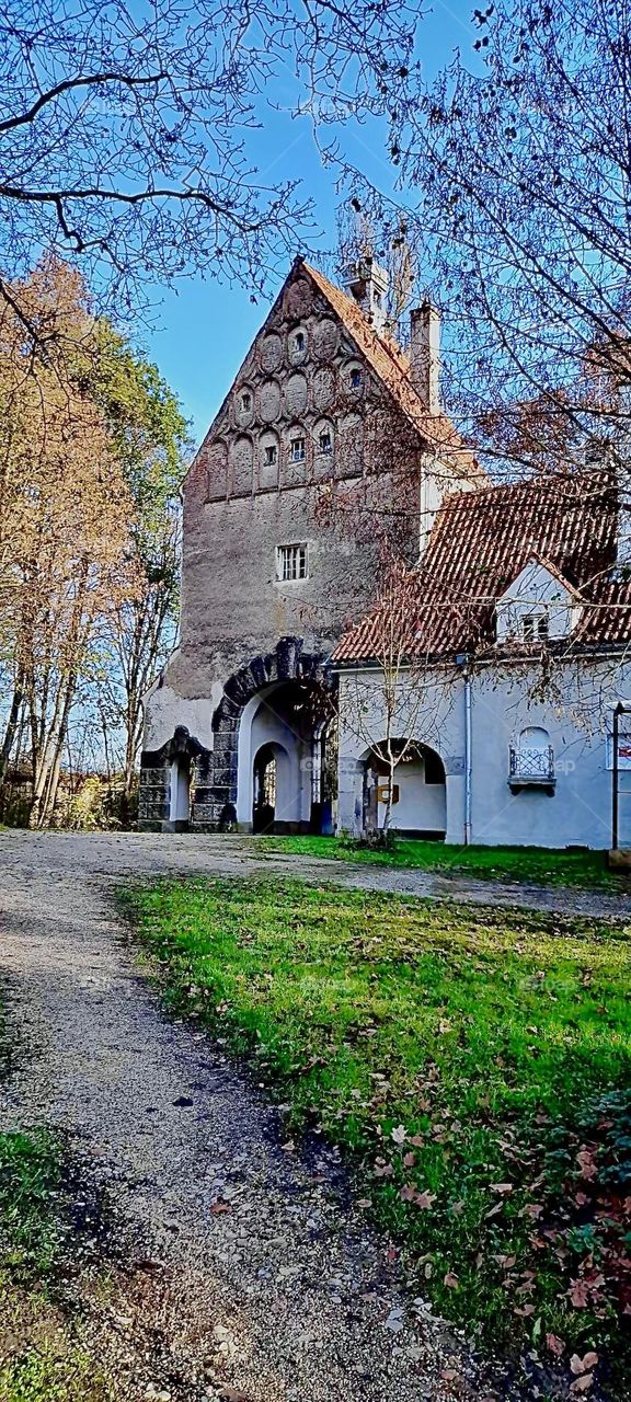 The picturesque old castle in „Steinach“, Bavaria or rather what’s left of it, the entrance and the former servants‘ quarters. 2022. Hypnotic Productions