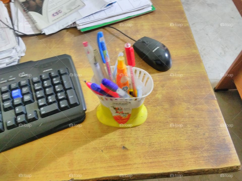 A bunch of pen with keyboard.