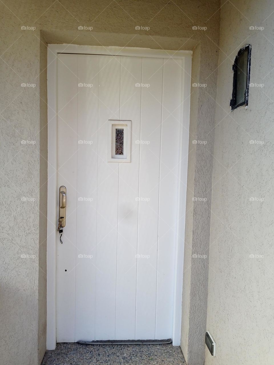 white front door / Puerta de entrada blanca