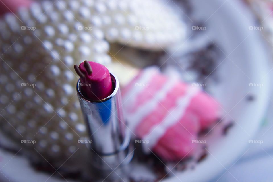 lipstick pink makeup brush dessert chocolate