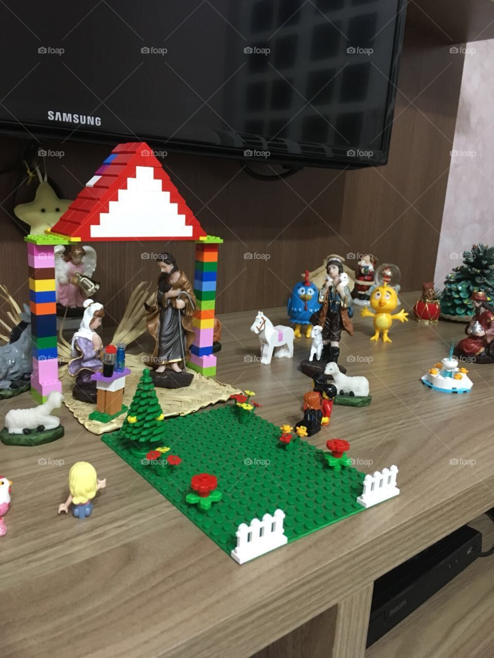 Certamente #SãoFrancisco de #Assis ficaria feliz - nosso #presépio de #Lego, rodeado da Turma da #GalinhaPintadinha!
Tudo à espera do #MeninoJesus!
🎄 
#Natal
#Família
#Manjedoura