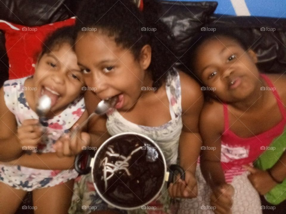 Comendo Brigadeiro