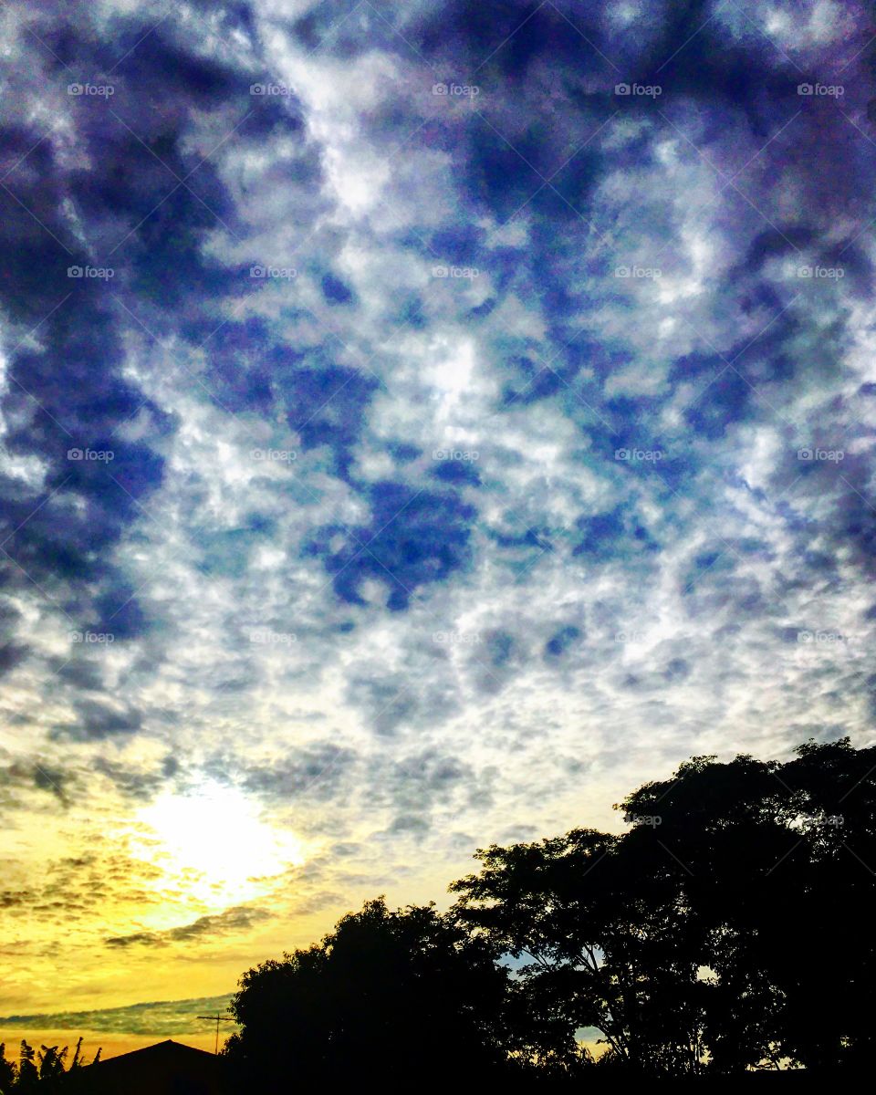 O #sol, aos poucos, vai vencendo as #nuvens.
☀️
#amanhecer
#céu
#morning
#paisagem 
#fotografia 