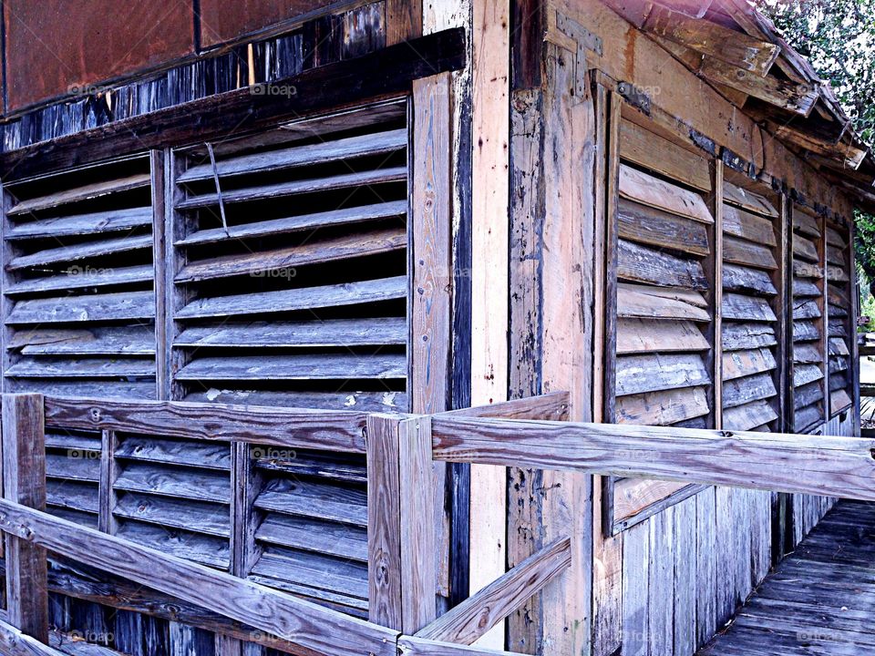 Rustic ranch dwelling