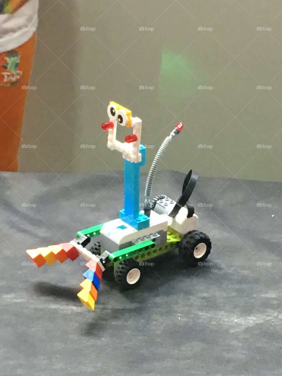 Um robozinho de Lego no projeto escolar de Educação. Esse aqui é um explorador da lua!