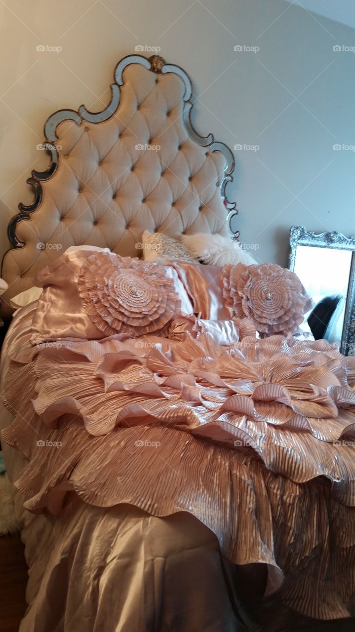 frilly comforter and pillows. friends bedding