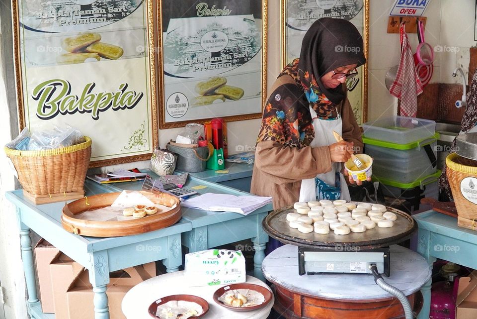 baking "bakpia" cake