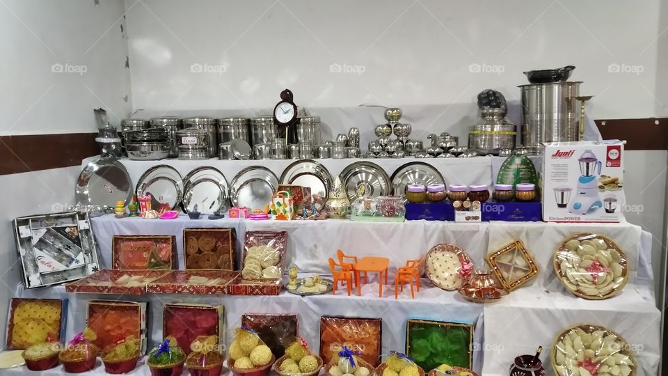 all items in a “Rukhwat” are handmade and there would be quite a few bought off the shelf. These would include crockery sets, kitchen ware and utensils, crystal glassware, puja items, wall clocks, artificial flowers, linen etc.