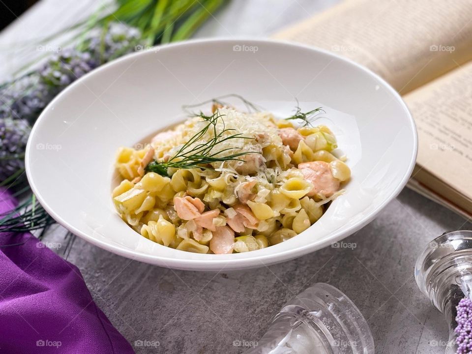 Pasta with salmon and green apple