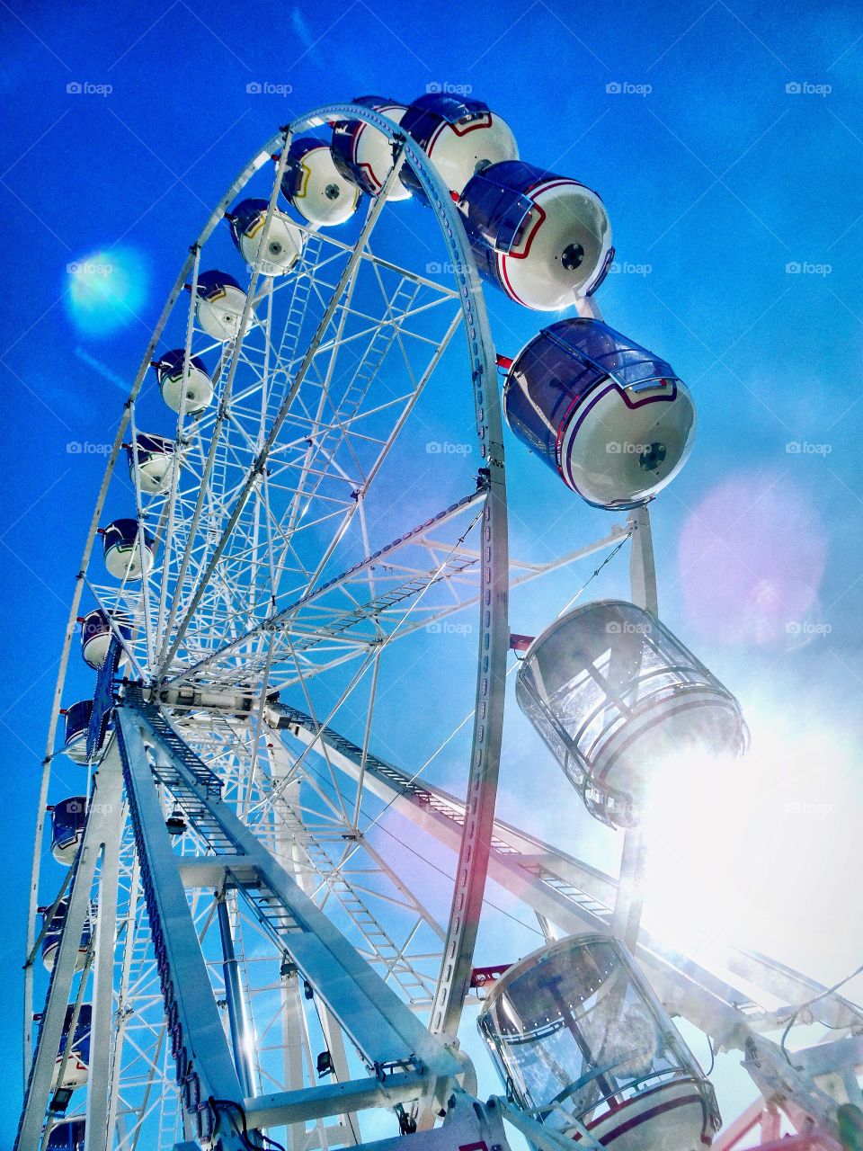 Summer lovin' fun on a Ferris wheel by the beach. So sunny, look at that natural lens flare!!
