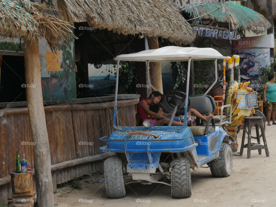 niños descansando holbox Mexico