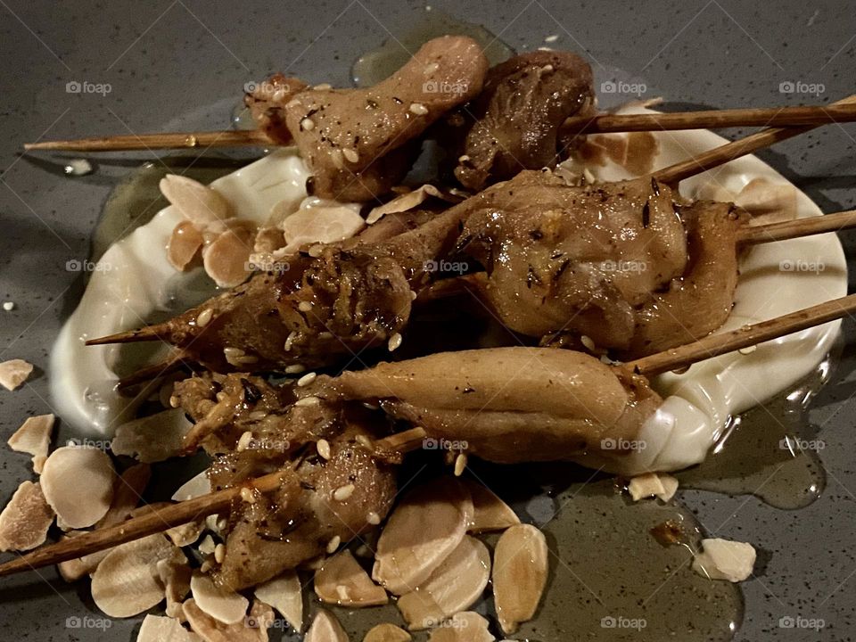 Chicken skewers with honey and almonds 