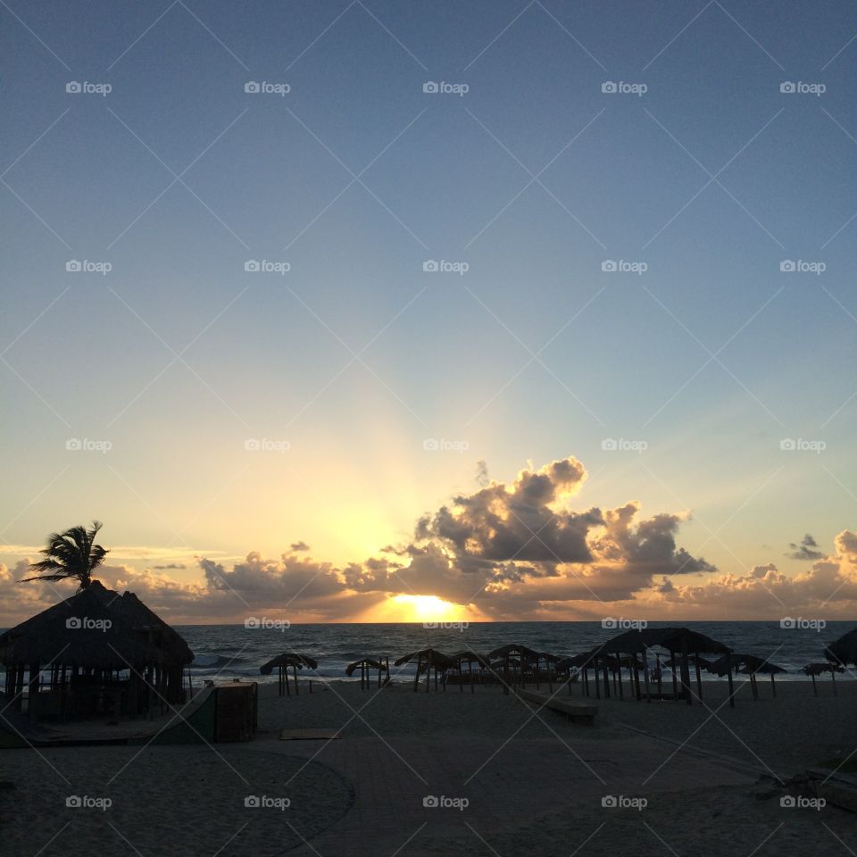 Summer is coming!  How about enjoying a refreshing beach?  Watch the sun appear with all its heat (Fortaleza - Brazil). / O verão vem chegando! Que tal curtir uma praia refrescante? Olhe o sol aparecendo com todo o seu calor (Fortaleza - Brasil).