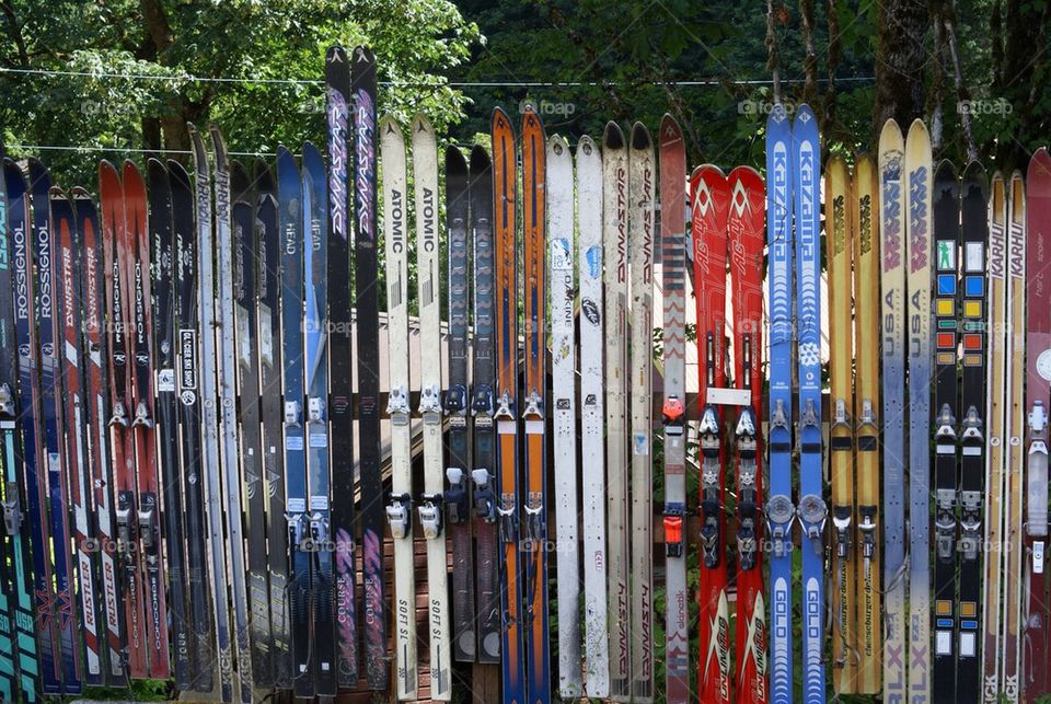 Fence of skis 