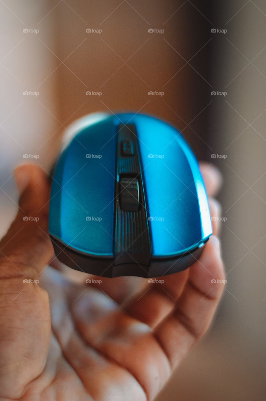 this is my mouse, it works via bluetooth