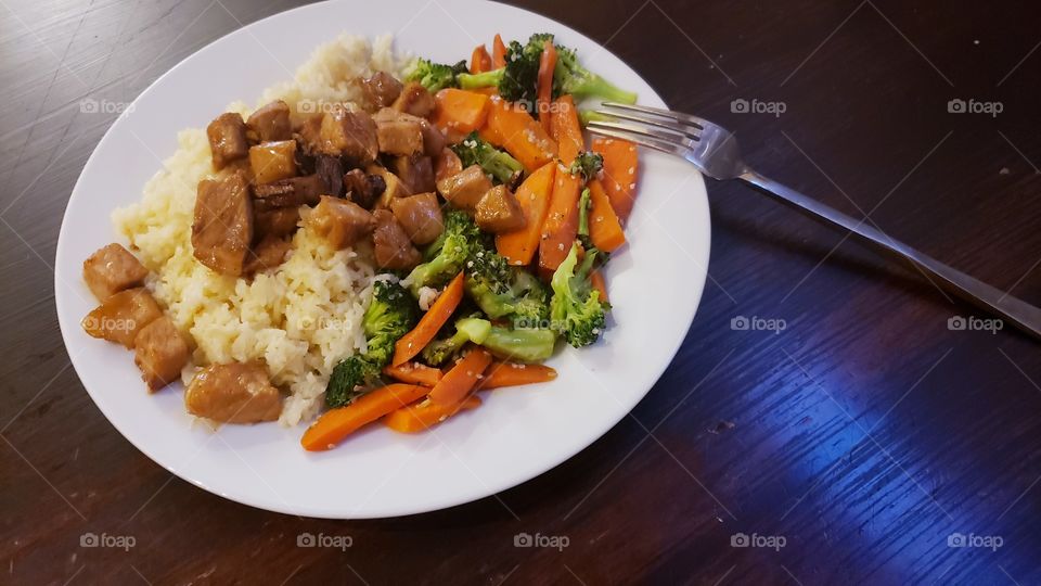 Teriyaki pork with carrots, broccoli and garlic chips