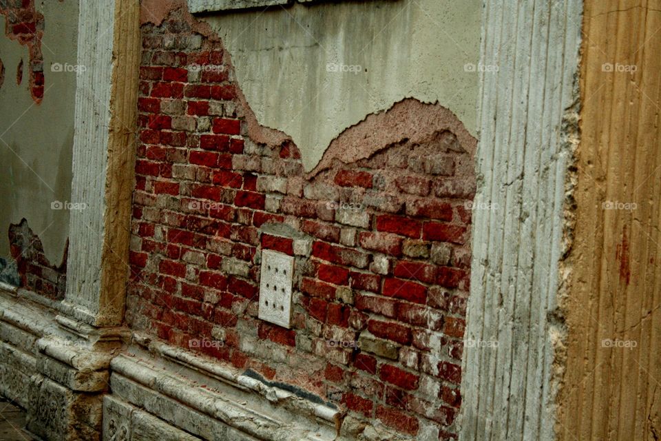 crumbly walls in Venice alleyways