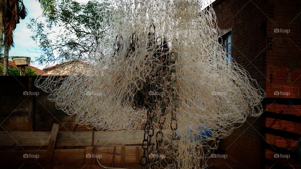 Corrente. Rede de pesca. Uma tarrafa.