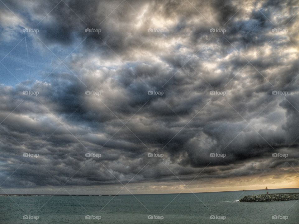 Nuvole minacciose su mare calmo