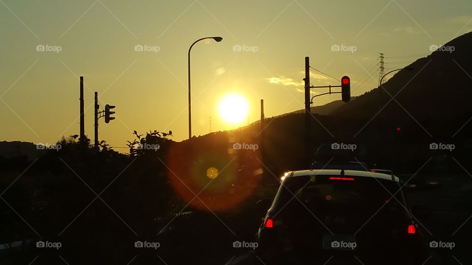 Eu encho o tanque do meu carro e deixo o sol me guiar!