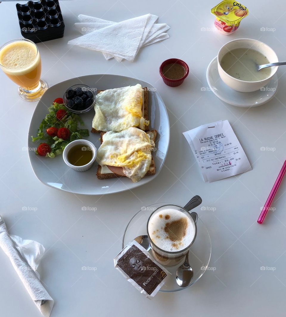 Breakfast for 2 euros in Morocco 