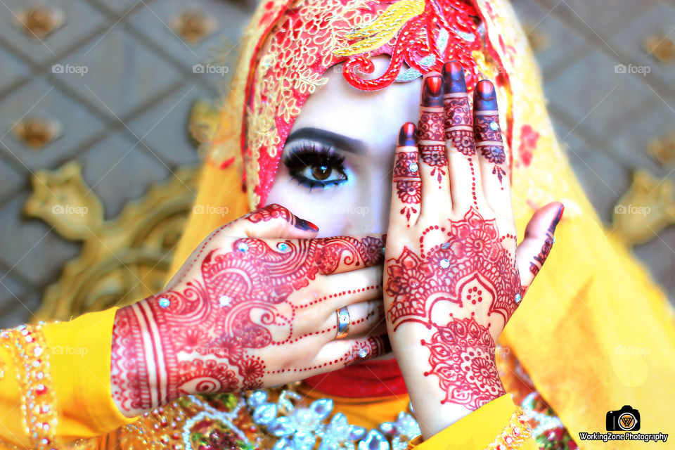 henna, is a series of customs that must be done by minang kabau tribe, west sumatera. Indonesia, this ritual signifies that women have been married by men. the installation of henna is witnessed by both families.