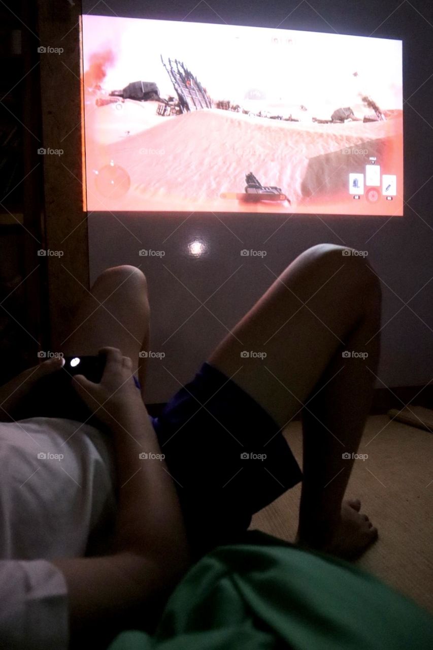 Playing video games by screening with projector 