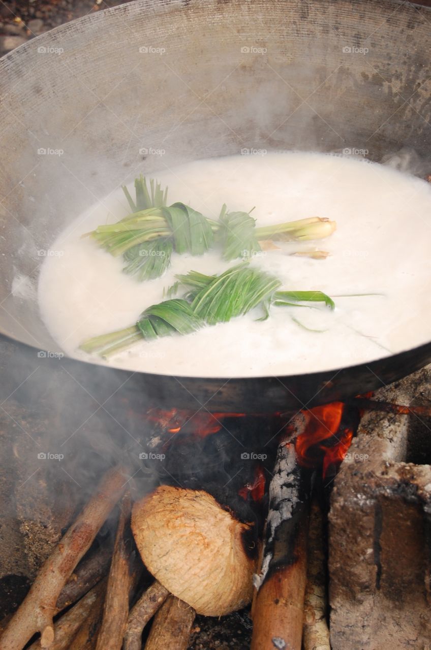 cooking crabs in wood fire