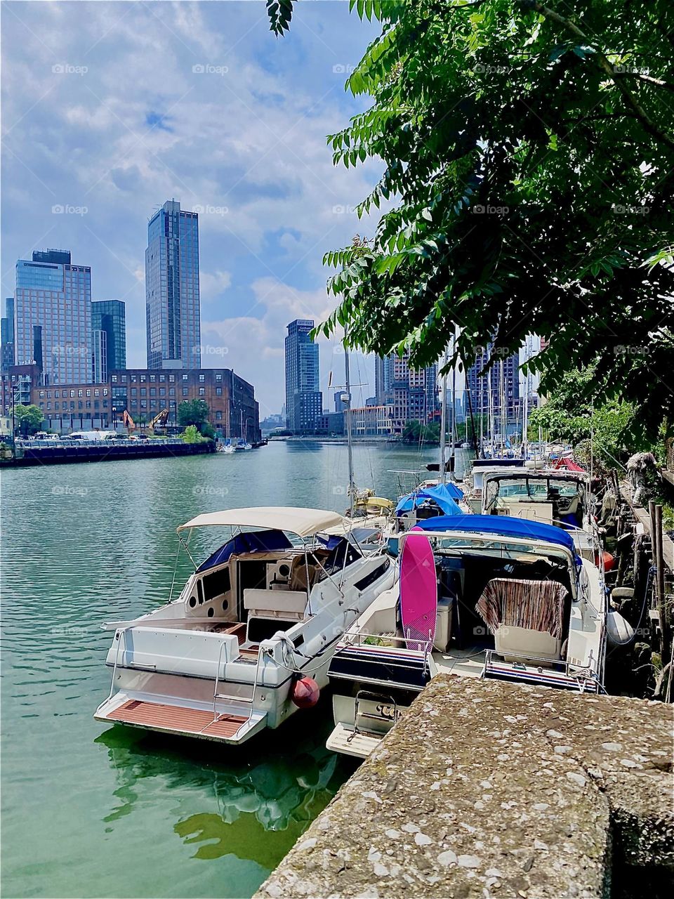 „Newtown Creek“ by the „Pulaski Bridge“ in LIC, Queens, NY is attractive in many ways. Centrally located it offers views of three of five boroughs of NYC: Queens, Bklyn & far away Manhattan. 2023. Hypnotic Productions