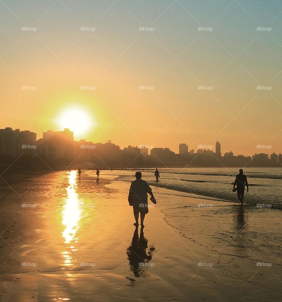 🇺🇸 Sunny days give us the courage to walk on the beach! Here: Santos, coast of Brazil. / 🇧🇷 Dias ensolarados nos dão ânimo para caminhar na praia! Aqui: Santos, litoral do Brasil. 