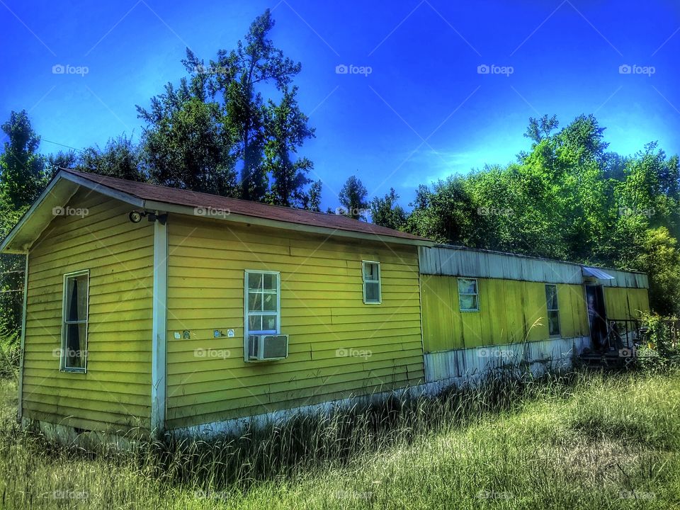 Abandoned Mobile Home or so I thought! When I started to take this picture, somebody threw open the door and started yelling! If you look closely you can see them in the door. I apologized and left expeditiously😳