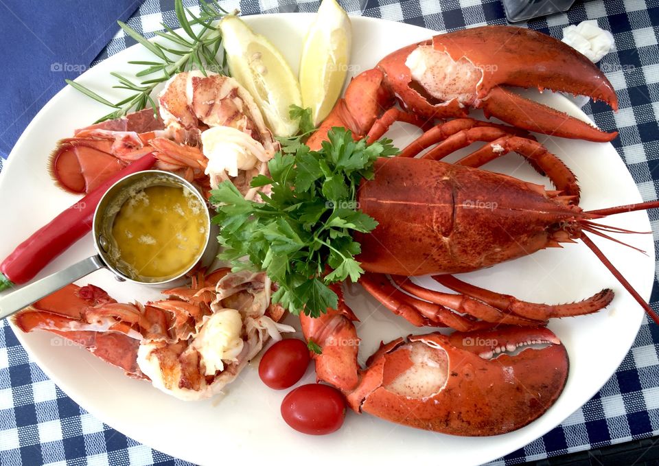 Boiled lobster with garlic sauce and lemon