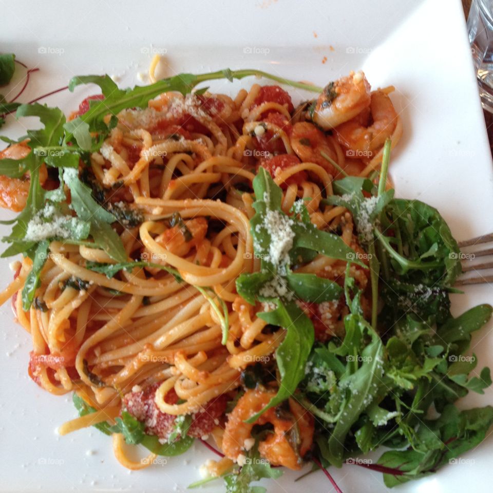 Spaghetti with tomato sauce and rocket 