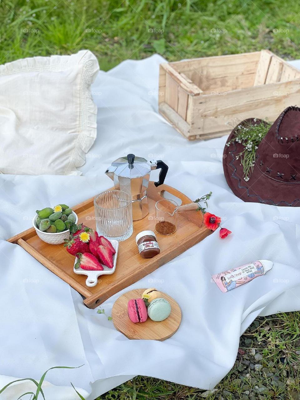 Picnic with myself in the backyard! So happy, so relax...