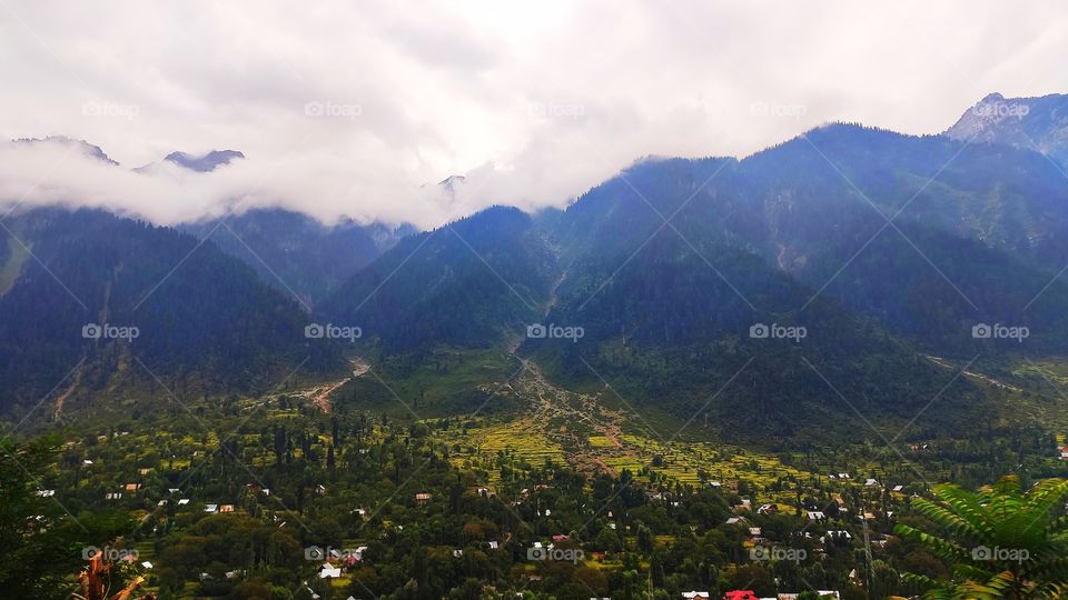 Soraf Raw NH1 of Kashmir - paradise of India. Mountains and bulks of clouds took my❤️ away, the lush green valley with beautiful house near Sind river is real heaven wintessed by eyes, that i think i missed blinking eyes. Only eyes can touch-no hands