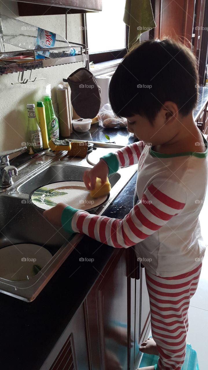 kid cleaning dishes