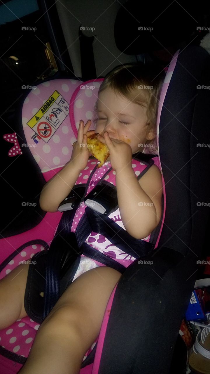 toddler eating pizza