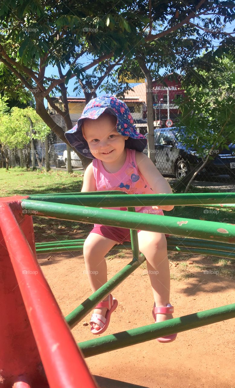 A alegria de estar brincando no Gira-Gira com o Papai. Amo demais está menininha sapeca!