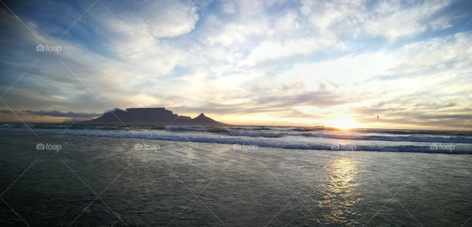 Table Mountain stand proud at sunset
