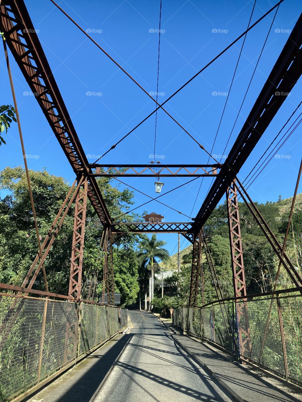 The metal rebars that hold this small bridge in Monte Alegre do Sul, in the interior of Brazil! / Os vergalhões de metal que seguram essa pequena ponte em Monte Alegre do Sul, no Interior do Brasil!