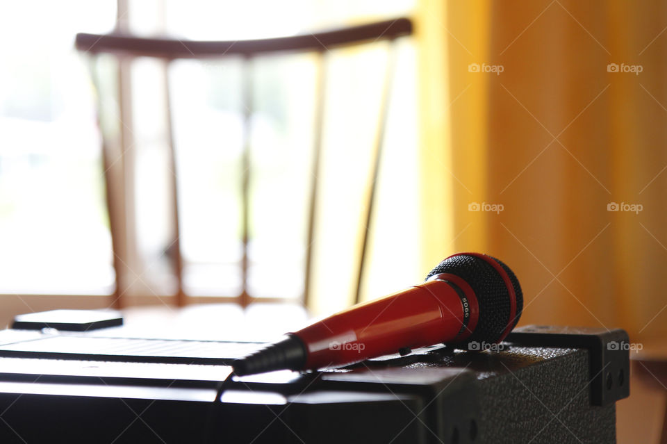 Microphone on amplifier