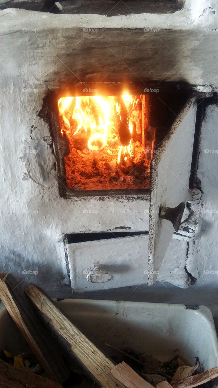 горит огонь в русской печи