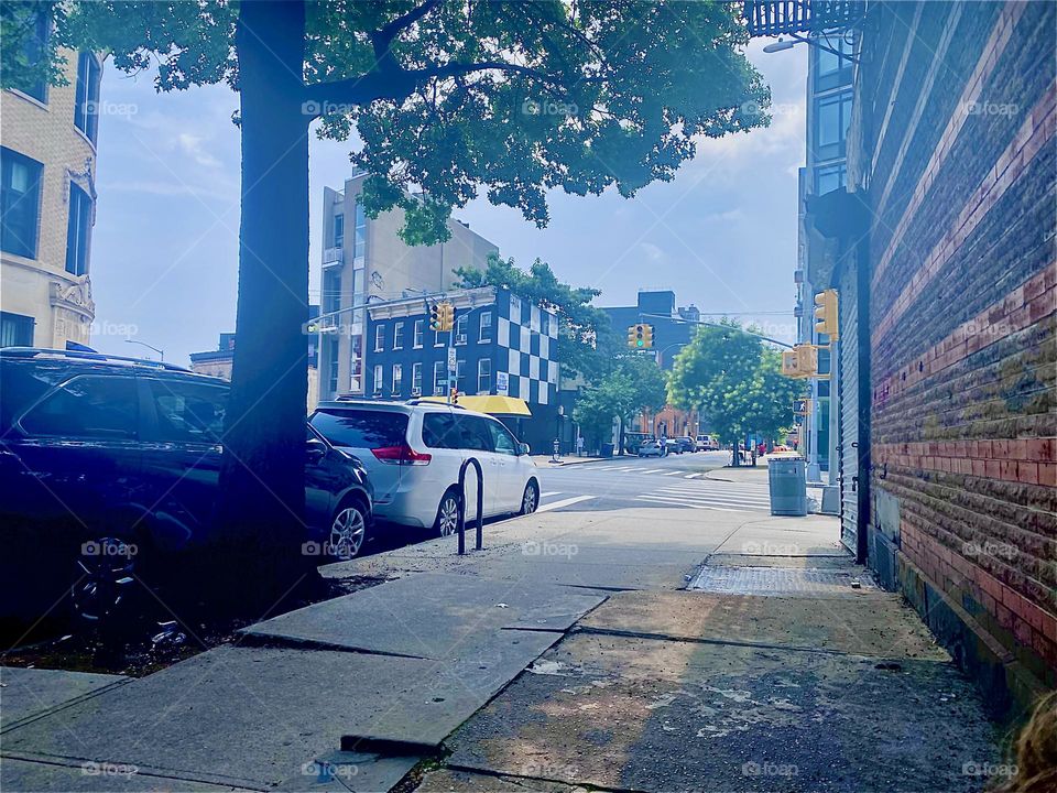 This is „Waverly Av“ off „Fulton St“ in „Clinton Hill“, Brooklyn, a place we visit frequently several times a week. The neighborhood is characterized by old fashioned brownstone architecture, art, murals and art shows. 2023. Hypnotic Productions