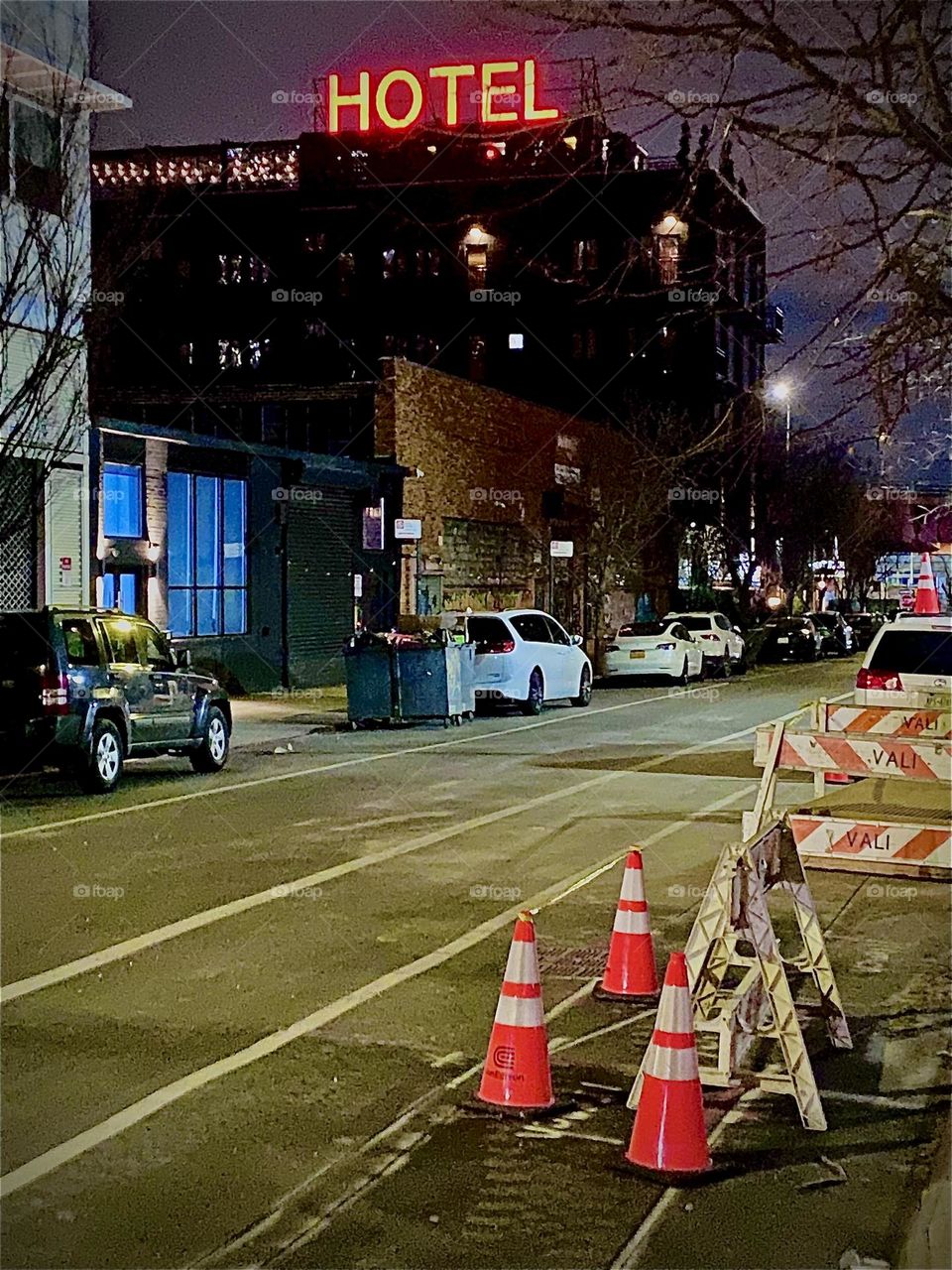 Another view of the well known „BOXHOUSE Hotel“ on „Box St“ near the „Pulaski Bridge“ at „Newtown Creek“ in „Greenpoint“, Bklyn. The location is idyllic and many people stay there year round. 2023. Hypnotic Productions