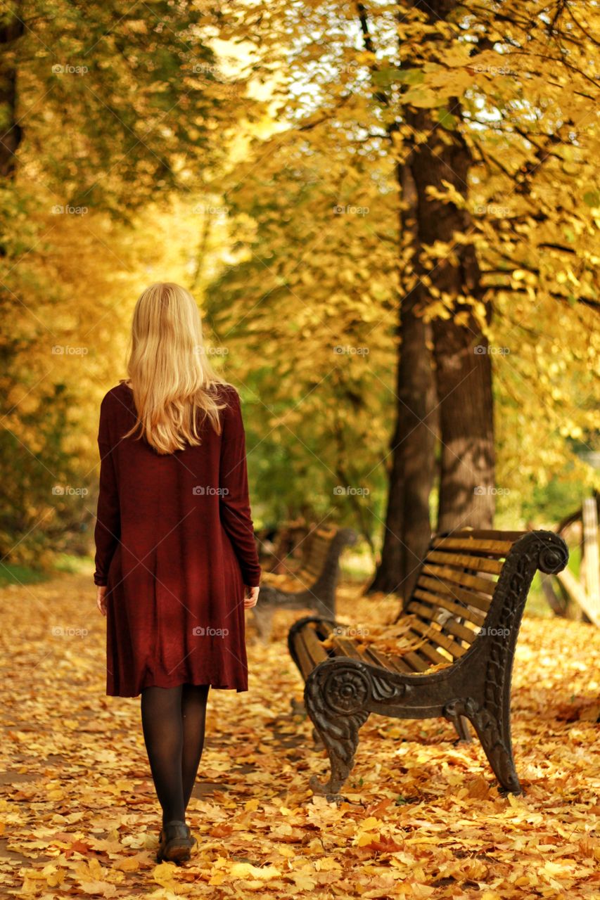 A girl in an autumn park