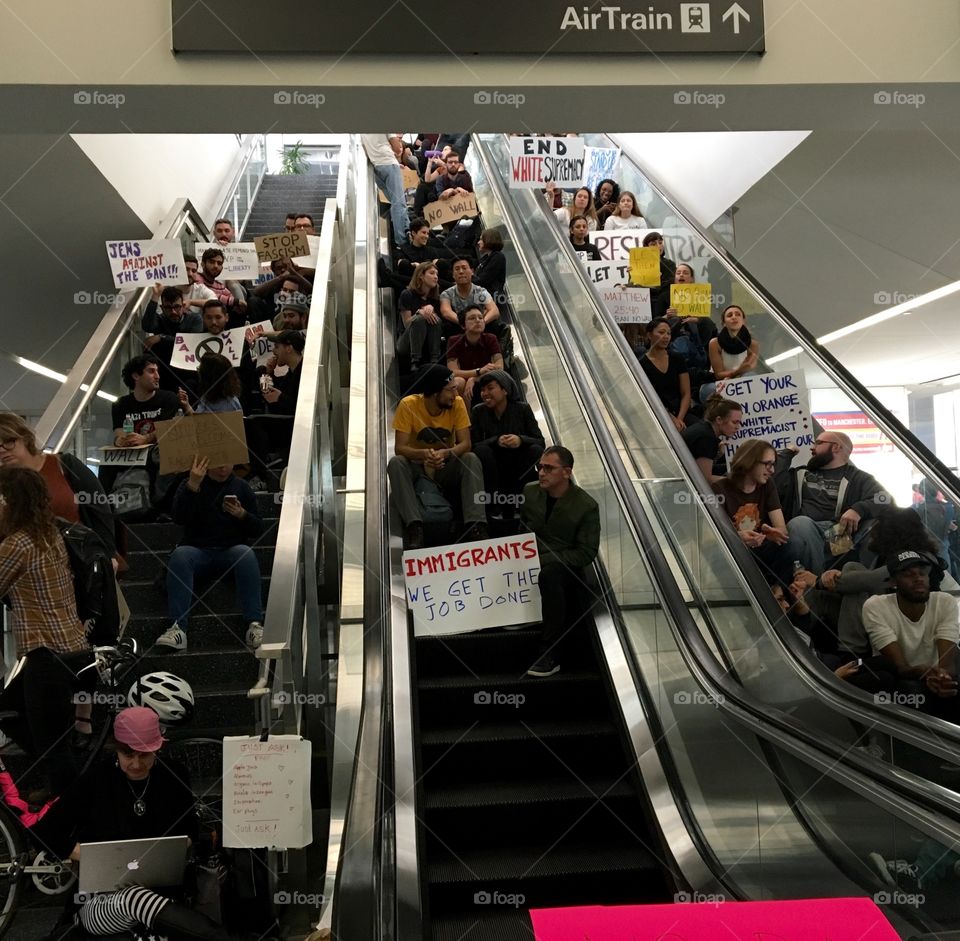 Protestors shut down SFO to resist trumps racist immigration policy